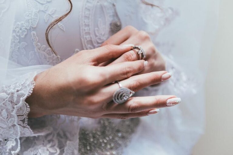 Finding the Perfect Engagement Ring: What You Need to Know About Diamond Ring Prices